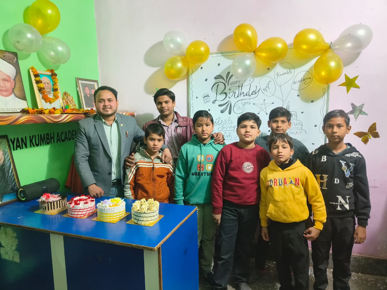 बच्चों ने पॉकेट मनी से मनाया शिक्षक का जन्मदिन