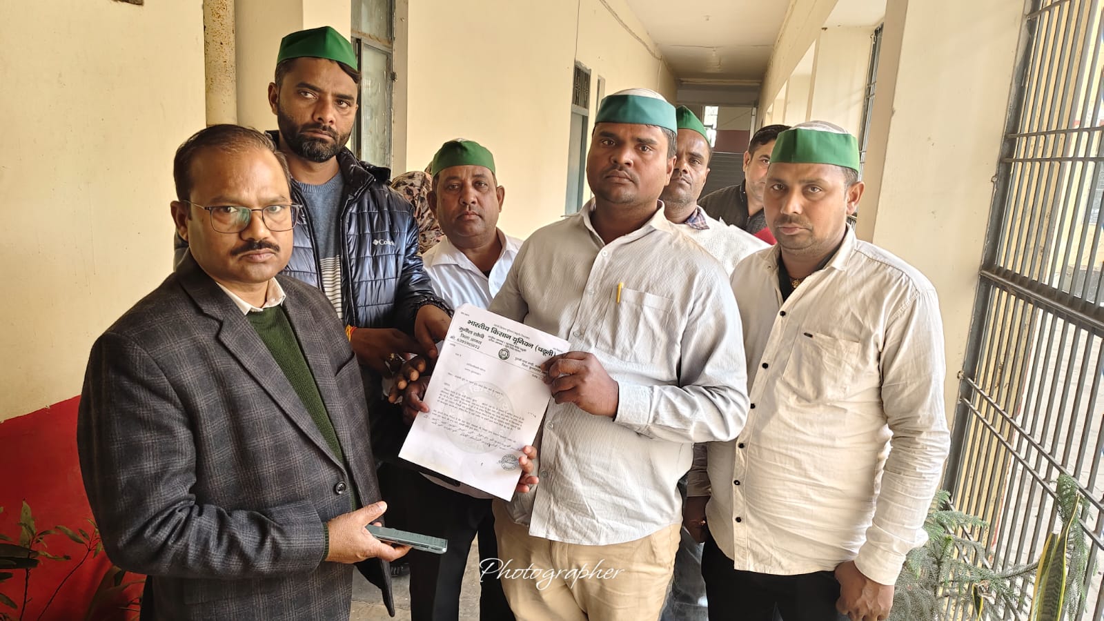 एलएमसी भूमि कब्जाने का आरोप,तहसील  पर भाकियू का हंगामा