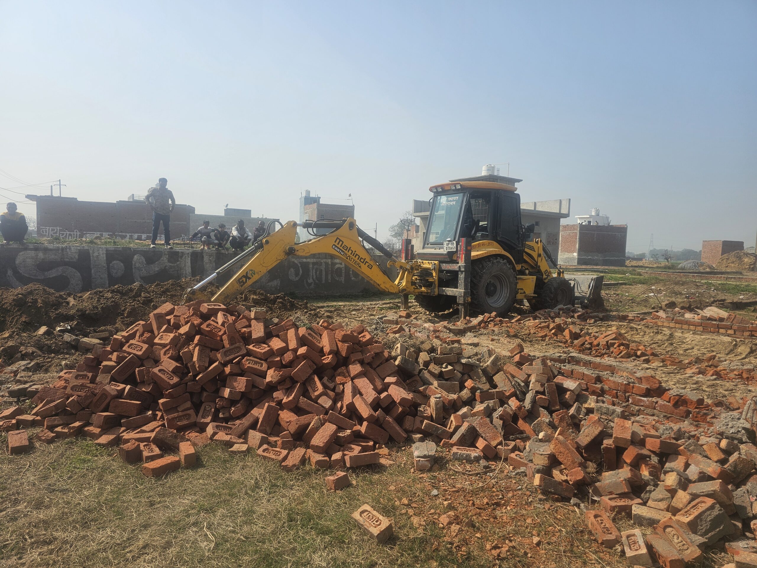 एलएमसी भूमि पर अवैध कब्जा,एसडीएम ने कराया निर्माण ध्वस्त