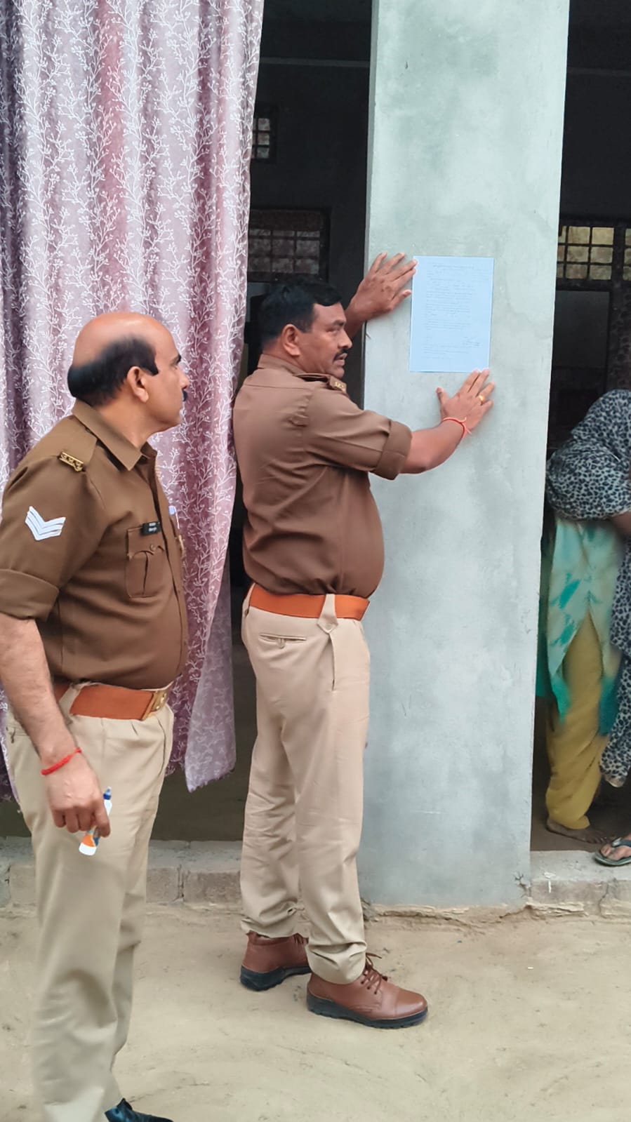 बलात्कार का आरोपी भगोड़ा घोषित, पुलिस ने ढोल-नगाड़ों के साथ की मुनादी और कुर्की की चेतावनी