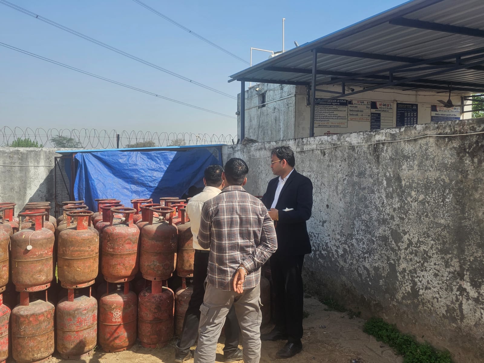 9 दिन में बटी गैस,उपभोक्ताओं का हंगामा…मायूस होकर खाली