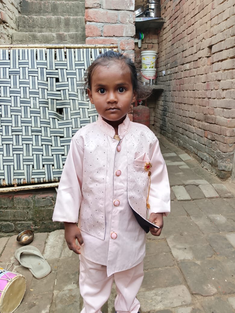 आंगन में दूध पीने के दौरान मासूम के ऊपर दीवार गिरने से हुई दर्दनाक मौत