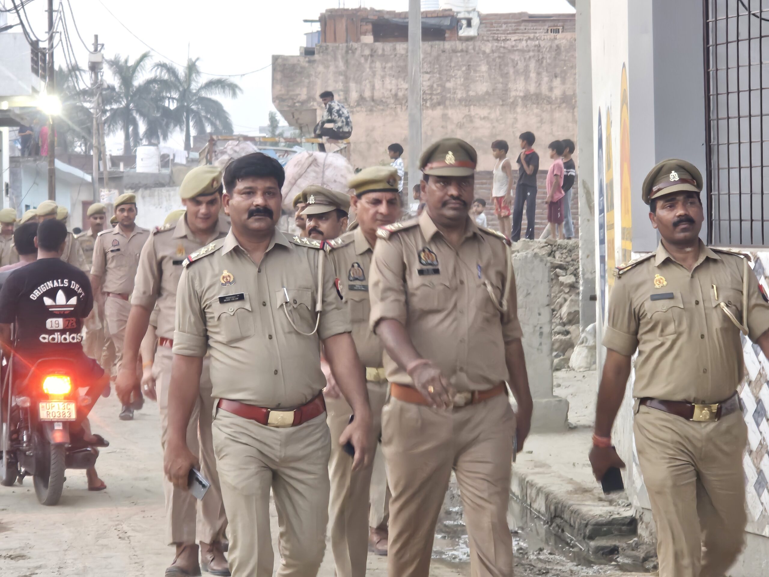 ईद की पूर्व संध्या पर औरंगाबाद में सुरक्षा सख्त: थाना प्रभारी मोहम्मद असलम ने ड्रोन कैमरों के साथ किया फ्लैग मार्च