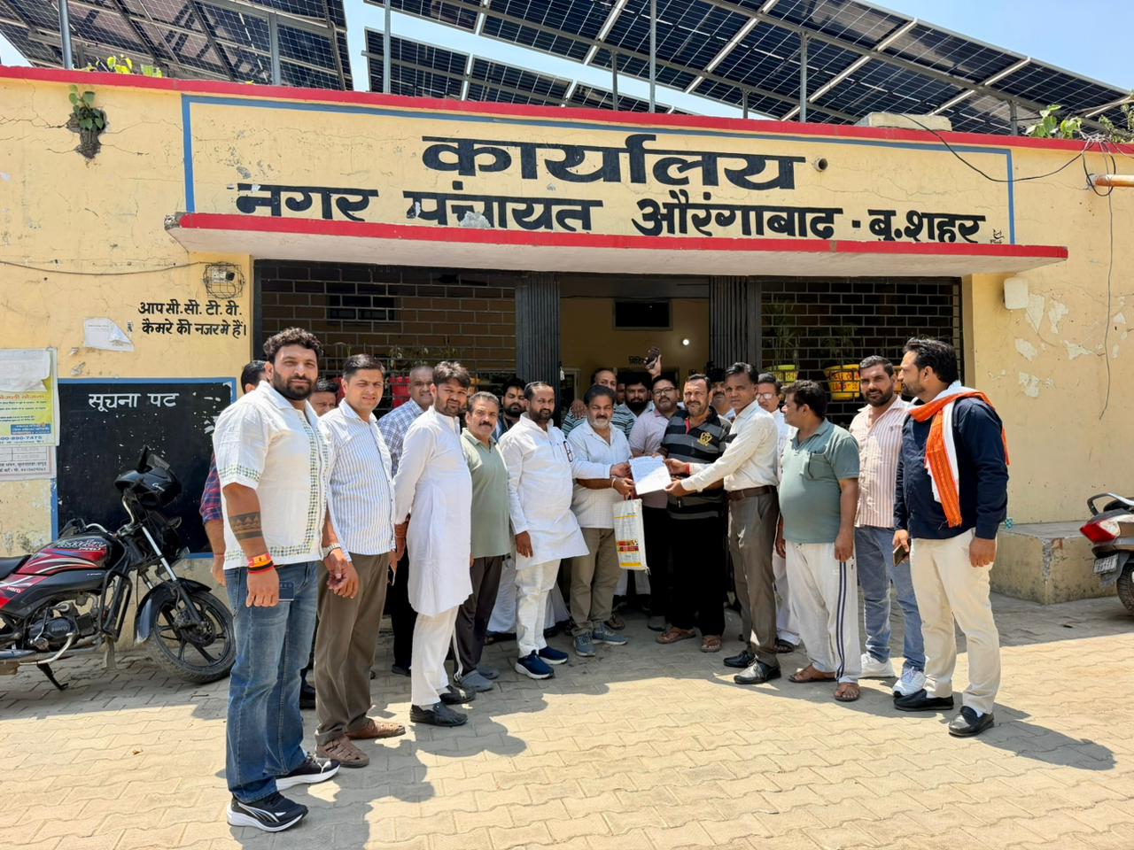 बूढ़े बाबू दौज मैदान की घेराबंदी पर रार श्रद्धालुओं ने नपा प्रशासन के खिलाफ खोला मोर्चा मंदिर के सेवादारों को नोटिस से फूटा गुस्सा, नपा दफ्तर घेरा
